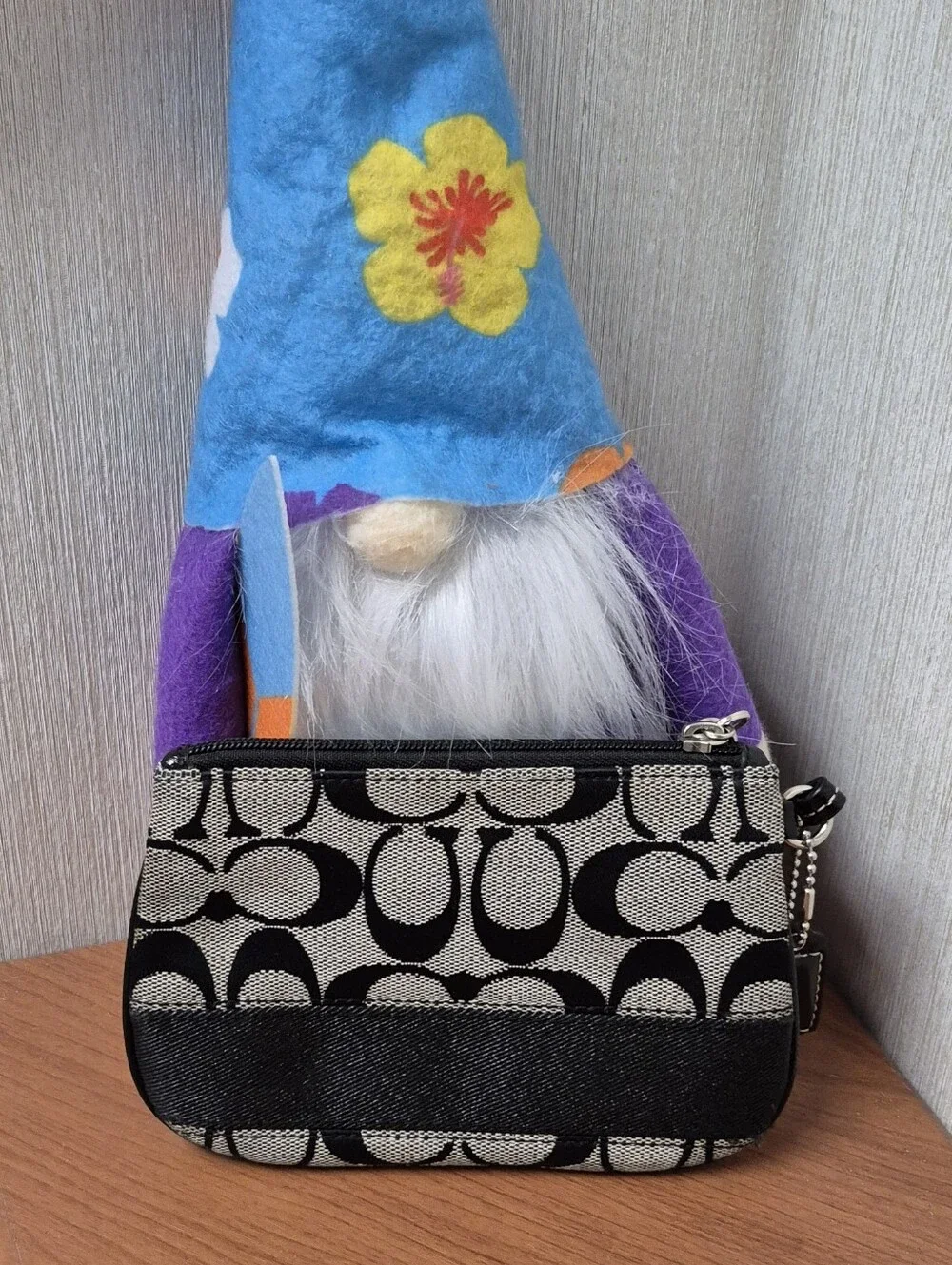 Coach Black & Beige Signature Zip Wristlet With Hang Tag. LIKE NEW. NO CALL OUTS - Picture 3 of 10